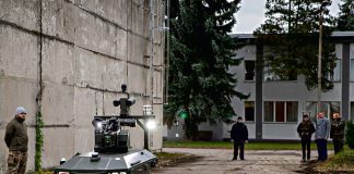 Autonomiczny pojazd kołowy do zadań rozpoznawczych i bojowych Perun