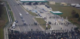 Atak migrantów na polskie służby. Ranny policjant [WIDEO]