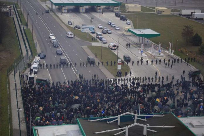 Atak migrantów na polskie służby. Ranny policjant [WIDEO]