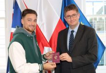 Oficjalnie: Matty Cash otrzymał polski paszport!