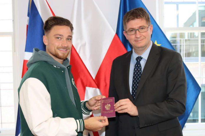 Oficjalnie: Matty Cash otrzymał polski paszport!