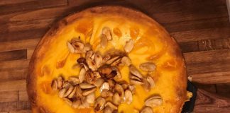 Sernik dyniowy z karmelizowanymi migdałami