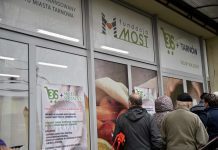 Kolejka przed sklepem, ludzie czekają na otwarcie sklepu socjalnego w Tarnowie