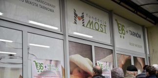 Kolejka przed sklepem, ludzie czekają na otwarcie sklepu socjalnego w Tarnowie