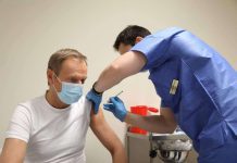 Donald Tusk przyjął trzecią dawkę szczepionki przeciw COVID-19