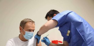 Donald Tusk przyjął trzecią dawkę szczepionki przeciw COVID-19