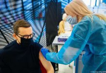 Mateusz Morawiecki przyjął trzecią dawkę szczepionki przeciw COVID-19