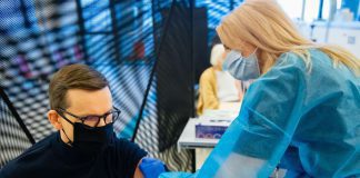 Mateusz Morawiecki przyjął trzecią dawkę szczepionki przeciw COVID-19