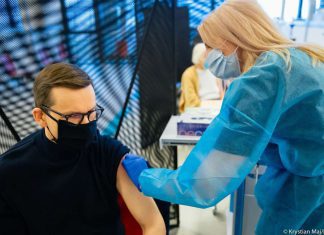 Mateusz Morawiecki przyjął trzecią dawkę szczepionki przeciw COVID-19