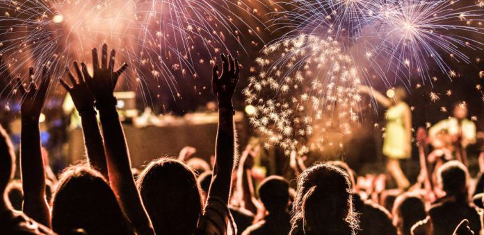 Nie planuj sylwestra w ciemno bo już na ciebie czyhają oszuści