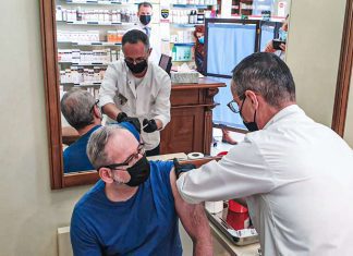 Adam Niedzielski przyjął trzecią dawkę szczepionki przeciw COVID-19