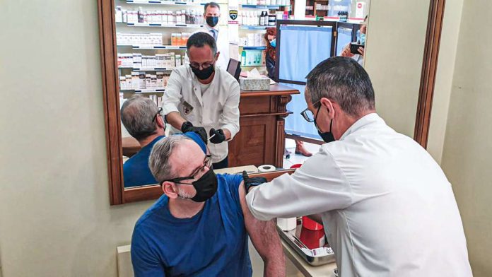 Adam Niedzielski przyjął trzecią dawkę szczepionki przeciw COVID-19