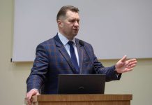 Przemysław Czarnek: Podręcznik do HiT jest bardzo dobry