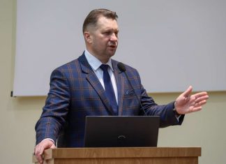 Przemysław Czarnek: Podręcznik do HiT jest bardzo dobry