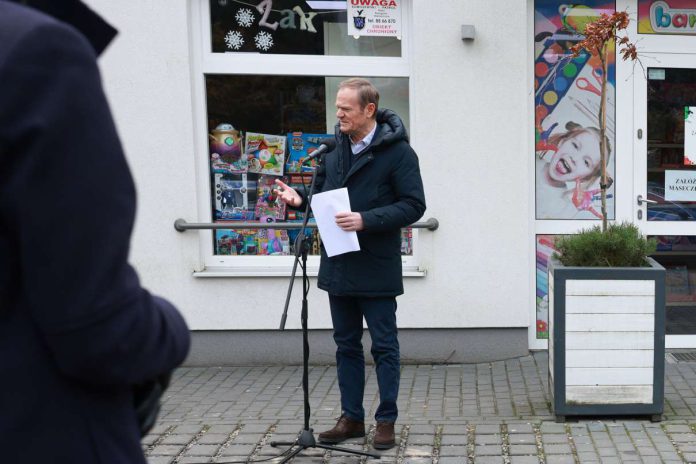 Tusk do Morawieckiego: Lepiej wyjść z propagandowej bańki i porozmawiać z ludźmi