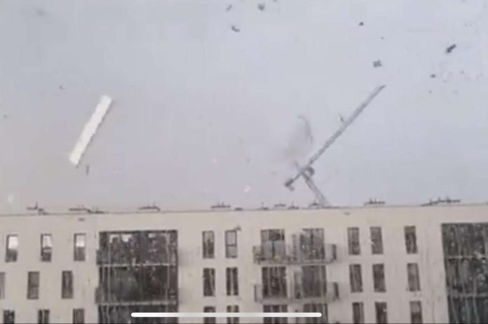 Kraków. Wichura przewróciła dźwig budowalny. Jedna osoba nie żyje [WIDEO]