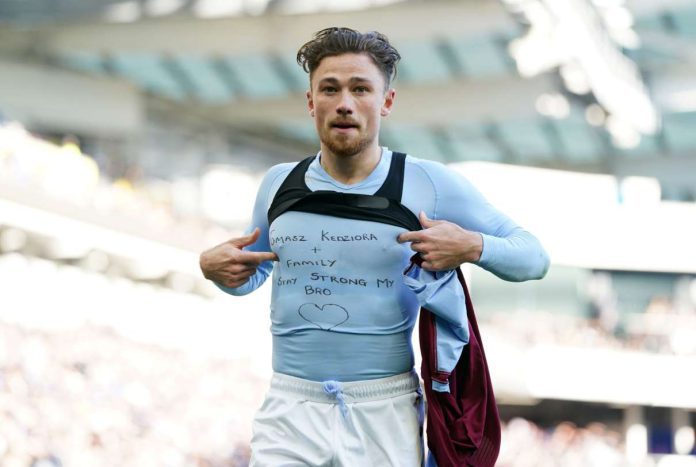 Piłka nożna. Matty Cash z dedykacją dla Tomasza Kędziory i jego rodziny, którzy przebywają w Kijowie