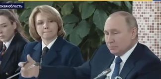 Ręka Putina przenika mikrofon? Zełenski kpi z prezydenta Rosji [WIDEO]