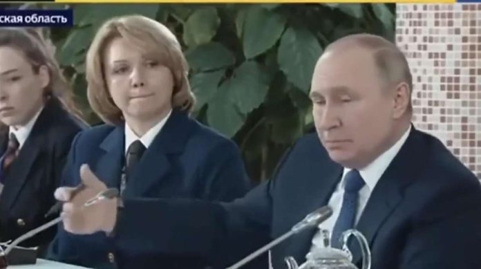 Ręka Putina przenika mikrofon? Zełenski kpi z prezydenta Rosji [WIDEO]