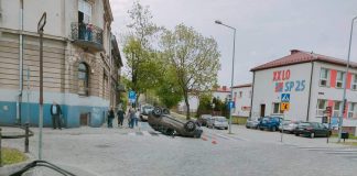 Dachowanie samochodu w centrum Tarnowa