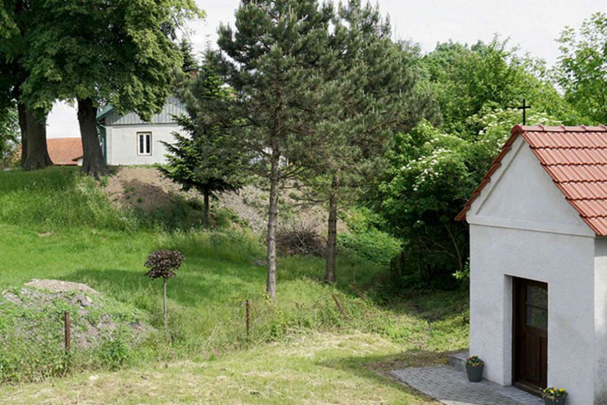 Resztki wałów grodziska i kapliczka