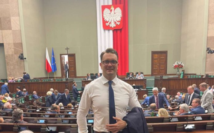 Mejza w Sejmie do pustej sali: Jarosław Kaczyński to Kazimierz Górski polskiej polityki [WIDEO]