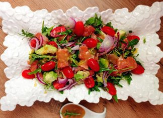 Sałatka z łososiem