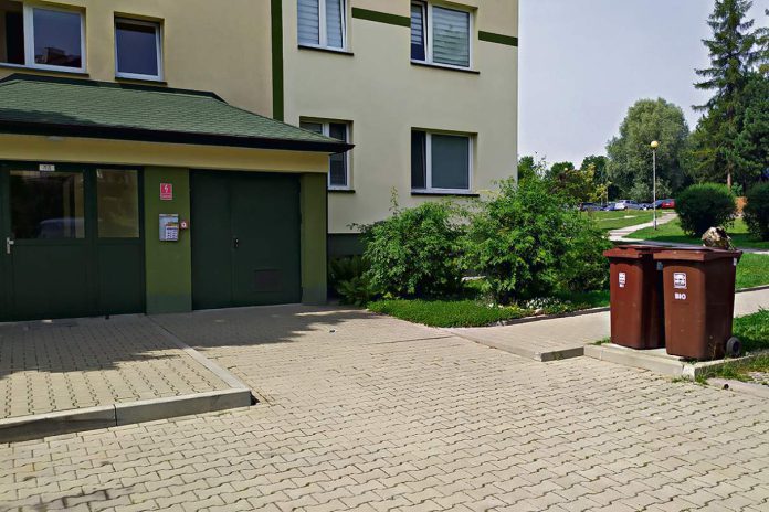 Mieszkańcy Osiedla Zielonego skarżą się na zapach dobiegający z pojemników na śmieci