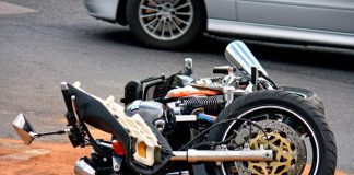 Pijany motocyklista zatrzymał się na ogrodzeniu