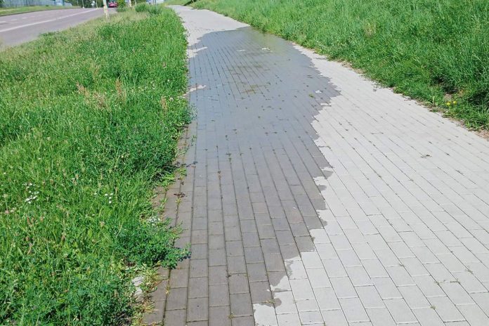 Wyciek wody na osiedlu trwał tygodniami… Wyciek wody na osiedlu trwał tygodniami…