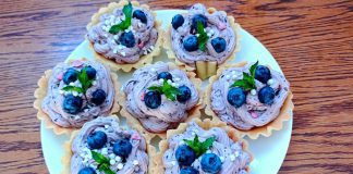 Kruche tartaletki z jagodowym kremem