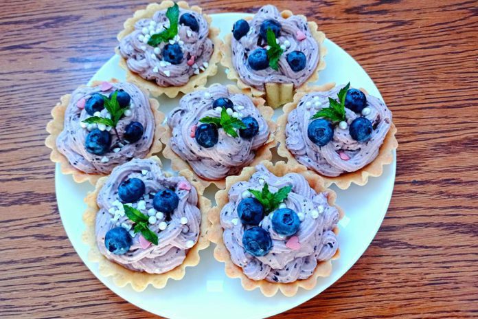 Kruche tartaletki z jagodowym kremem