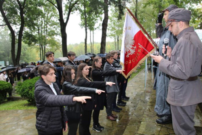 Pierwszoklasiści ślubowali przy grobach poległych żołnierzy