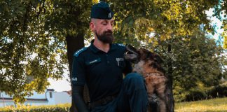 Czworonożny funkcjonariusz przechodzi na emeryturę