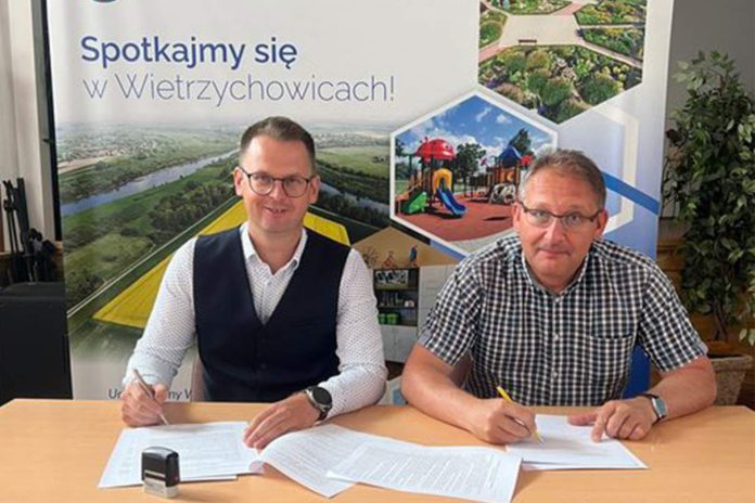 Nowa trybuna na boisku w Wietrzychowicach