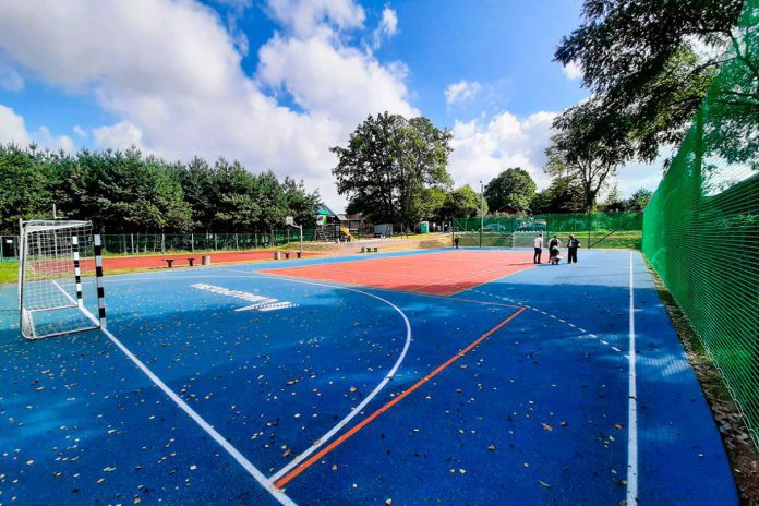 Nowe boisko w Bratucicach