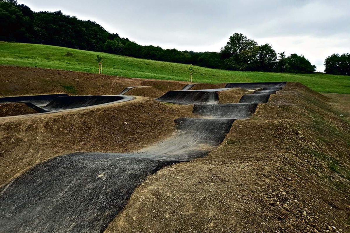 Pump track to najnowsza inwestycja zrealizowana na północnym stoki Marcinki