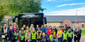 Autobusowo odblaskowa wycieczka dla niesłyszących dzieci