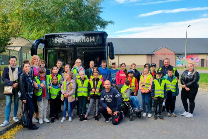 Autobusowo odblaskowa wycieczka dla niesłyszących dzieci