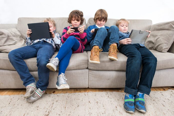 Dziecko uzależnione od komputera Jest pomoc choć dość daleko od Tarnowa