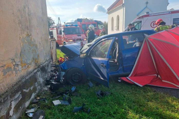 Rudka 73 latek uderzył autem w dom i zginął