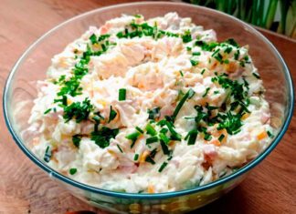 Sałatka z makaronem ryżowym orzo