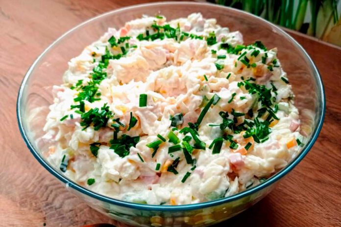 Sałatka z makaronem ryżowym orzo