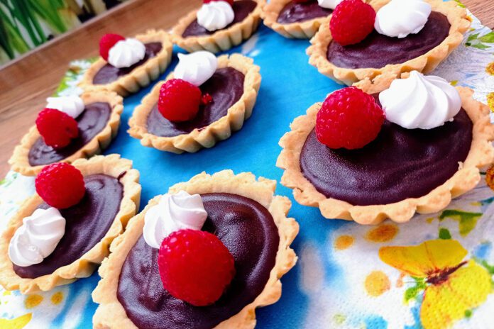 Tartaletki z czekoladą i malinami