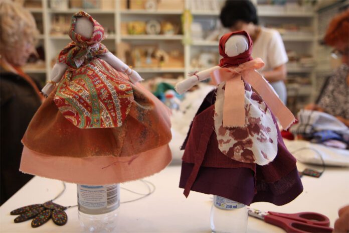 Warsztaty tworzenia słowiańskich lalek w Ciężkowicach
