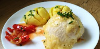 Pieczony filet z kurczaka z filiżanki z farszem