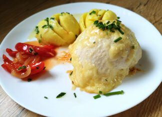 Pieczony filet z kurczaka z filiżanki z farszem