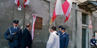 Ściana Pamięci na murze tarnowskiego więzienia