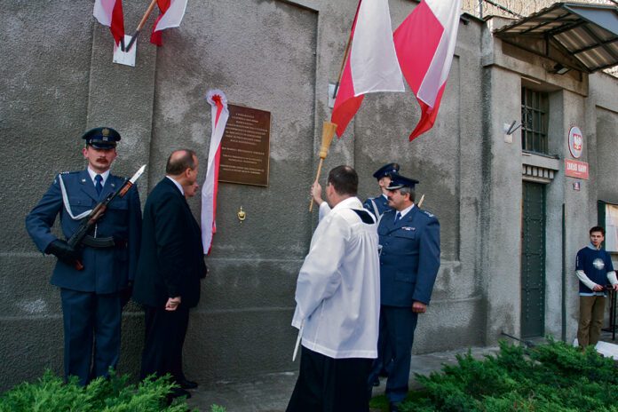 Ściana Pamięci na murze tarnowskiego więzienia