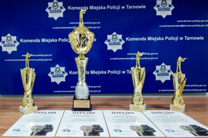 Tarnowscy mundurowi najlepsi w zawodach strzeleckich Tarnowscy mundurowi najlepsi w zawodach strzeleckich
